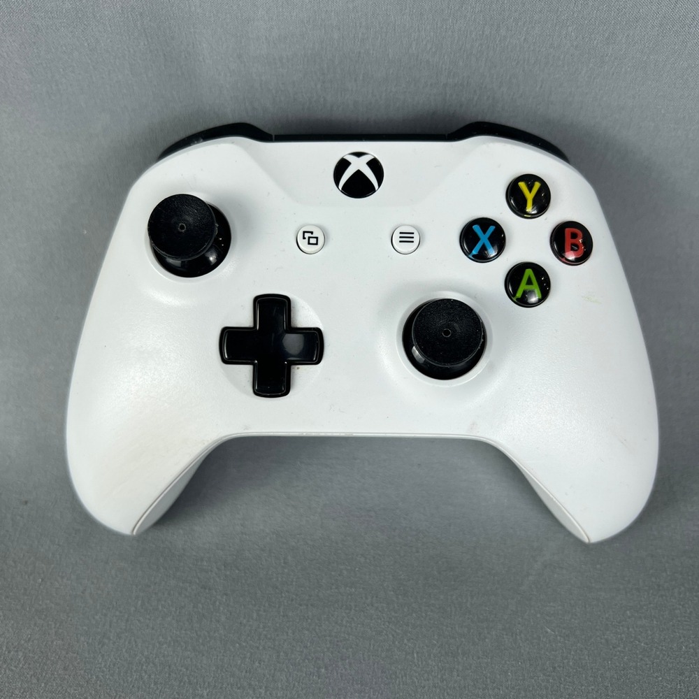 Xbox One Wireless Controller Robot White Battery Powered Bluetooth Connectivity